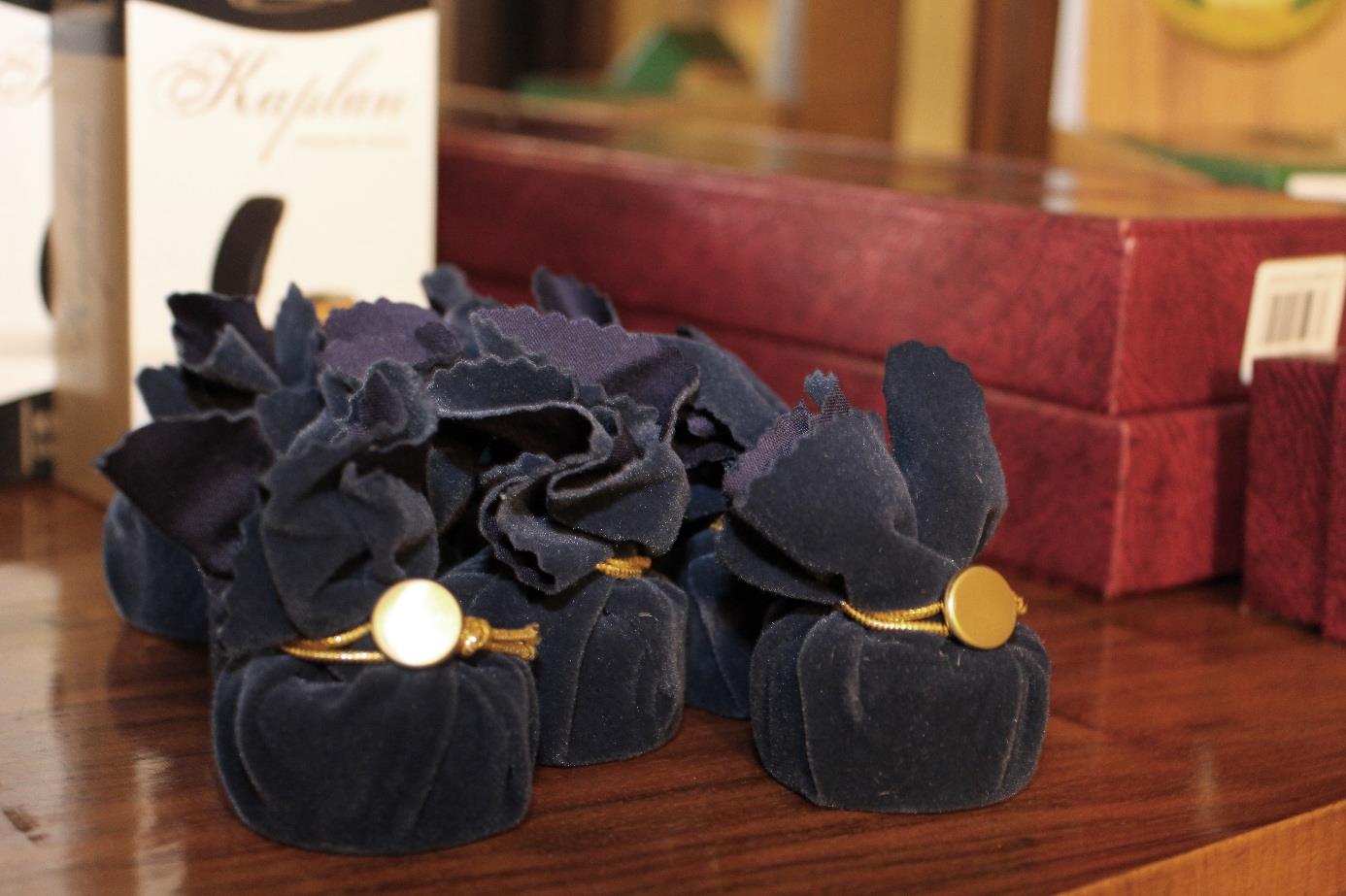 Kolophonium in Verpackung auf einem Holztisch