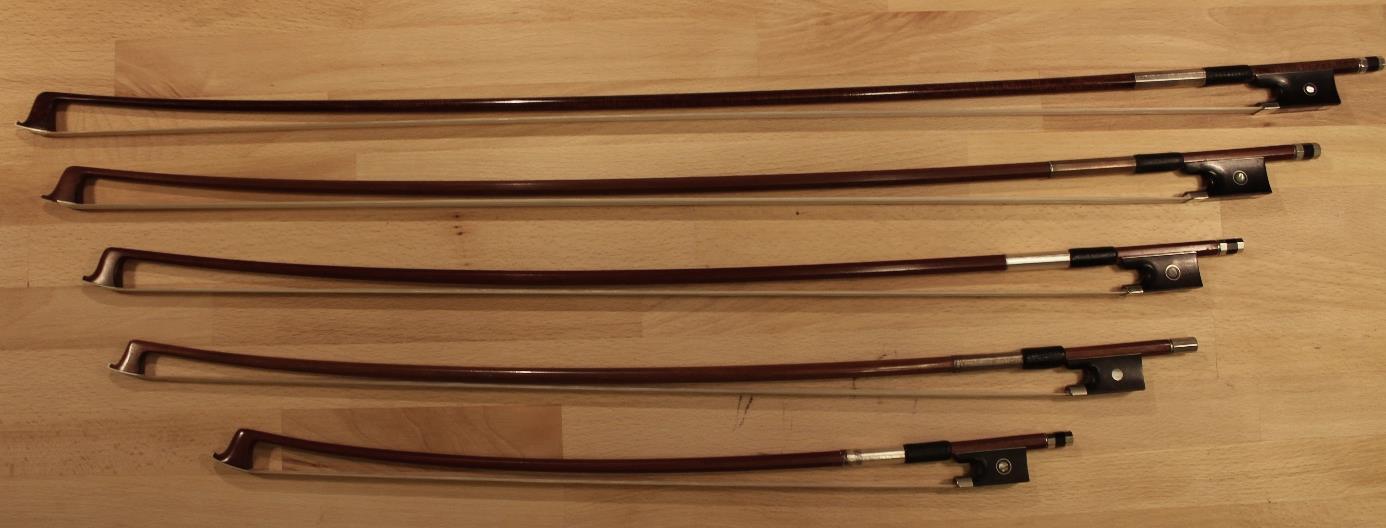 Bogen in unterschiedlichen Grössen auf Holzuntergrund